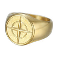 Bague pirate en acier, sur fond blanc