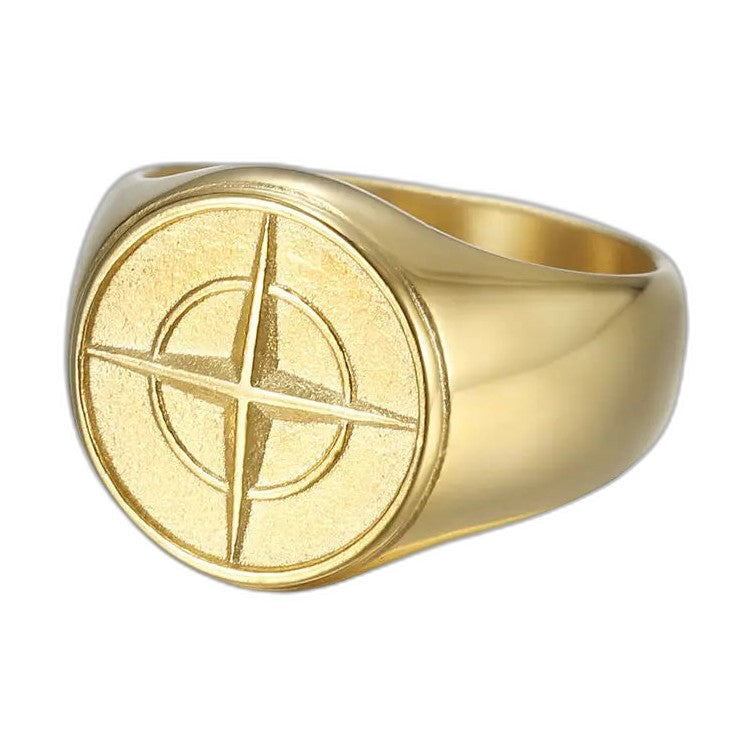 Bague pirate en acier, sur fond blanc