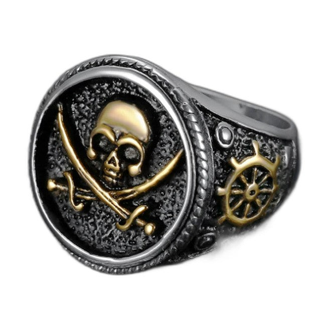Bague pirate en acier, sur fond blanc
