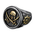 Bague pirate en acier, sur fond blanc