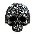 Bague pirate en acier, sur fond blanc