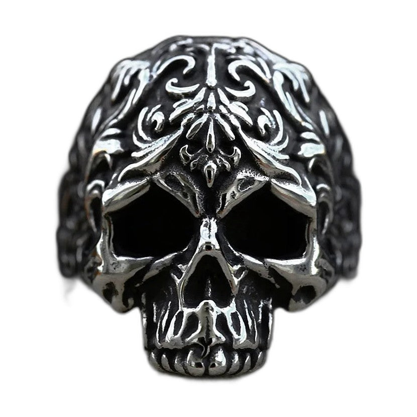 Bague pirate en acier, sur fond blanc