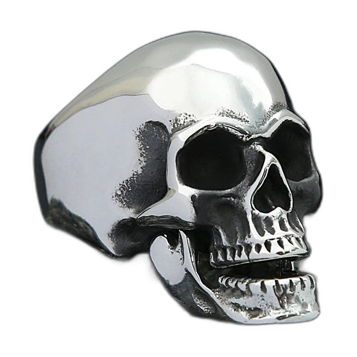 Bague pirate en acier, sur fond blanc