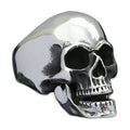 Bague pirate en acier, sur fond blanc